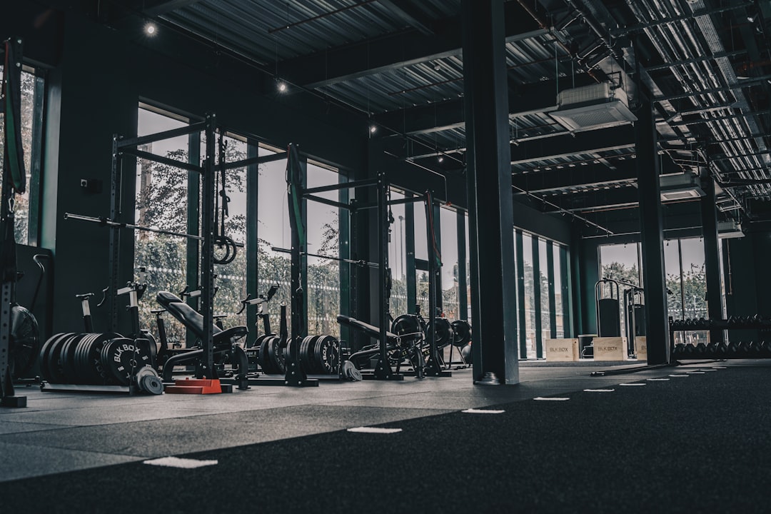 Plateau de musculation industriel de Forge Paris, éclairage sombre