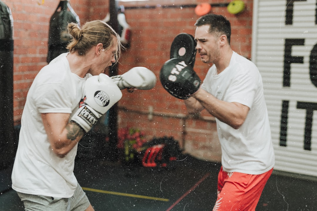Cours collectif de boxe fit avec sacs de frappe dans la salle Forge Paris