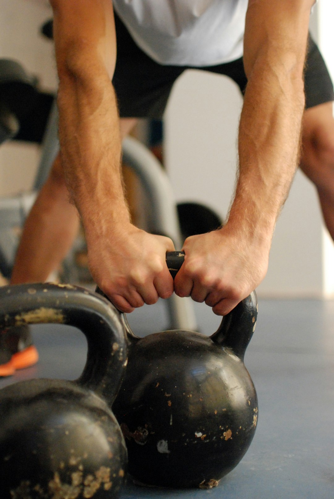 Membre réalisant un exercice de kettlebell lors d'une séance de cross training